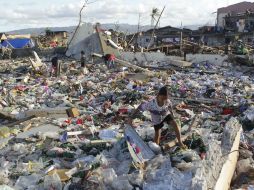 Víctimas del tifón buscan materiales reciclables en la basura. REUTERS  /