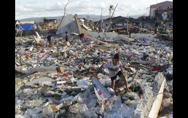 Víctimas del tifón buscan materiales reciclables en la basura. REUTERS  /