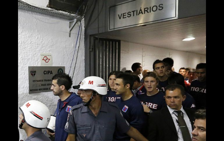 Los futbolistas aseguraron que al bajar al vestuario, policías de Sao Paulo los esperaban para intimidarlos. AFP  /