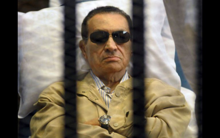 Hosni Mubarak fue condenado a cadena perpetua por no impedir la matanza de 900 manifestantes. AP  /