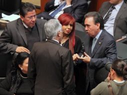 Legisladores charlan durante la sesión de este jueves en el Senado. EL UNIVERSAL  /