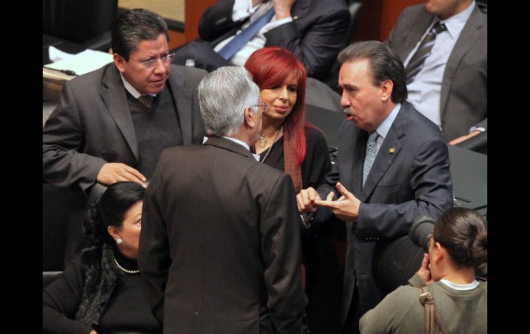 Legisladores charlan durante la sesión de este jueves en el Senado. EL UNIVERSAL  /