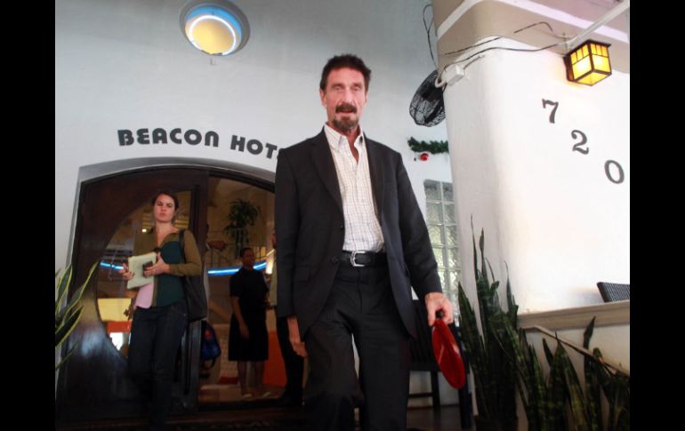 John McAfee, en una rueda de presna imporvisada, hablando afuera del hotel en Miami Beach donde pasó la noche. AP  /