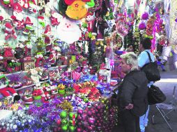 A la baja. Los comerciantes de artículos navideños venden menos que en temporadas anteriores.  /