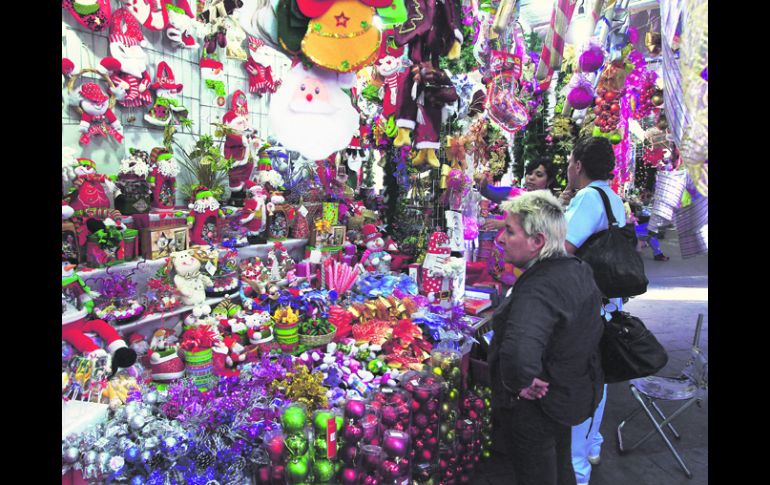 A la baja. Los comerciantes de artículos navideños venden menos que en temporadas anteriores.  /