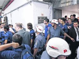 Los jugadores de Tigre, que dicen fueron atacados por la Policía en el medio tiempo, fueron custodiados a su salida del estadio. AFP  /