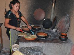 Millones de personas mueren por quemar combustibles sólidos para cocinar. ARCHIVO  /