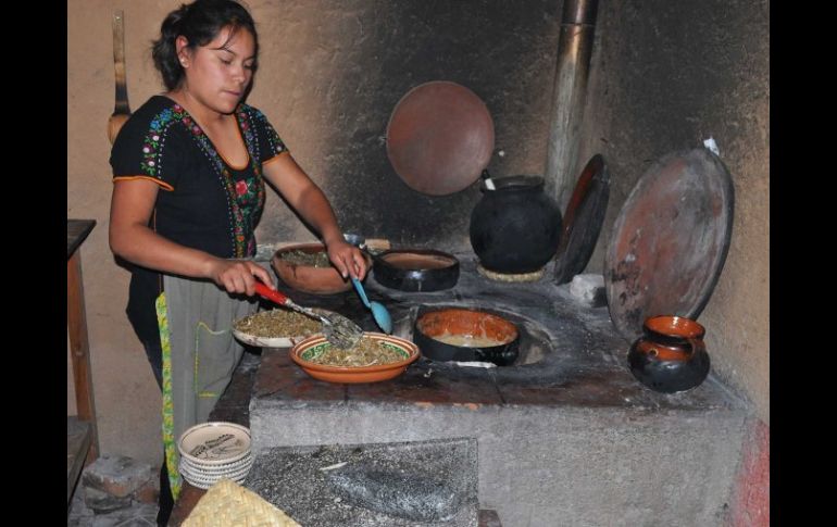 Millones de personas mueren por quemar combustibles sólidos para cocinar. ARCHIVO  /