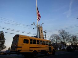 La bandera de la escuela luce a media asta en Newtown. REUTERS  /