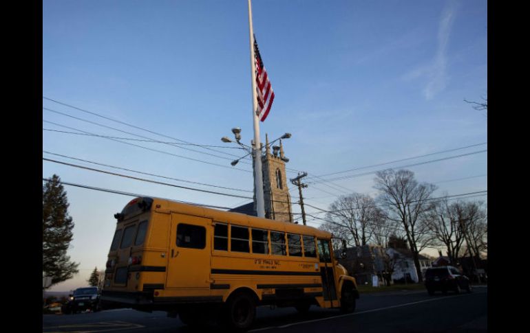 La bandera de la escuela luce a media asta en Newtown. REUTERS  /