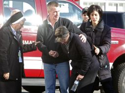 En la imagen, algunas personas dan soporte a una mujer que llora tras el tiroteo. REUTERS  /