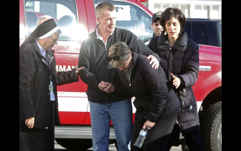 En la imagen, algunas personas dan soporte a una mujer que llora tras el tiroteo. REUTERS  /