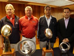 Patrick Steengerge, presidente de Global Football, Don Deward, entrenador NCAA(c), Frank González Ortiz, de Conadeip (d).  /