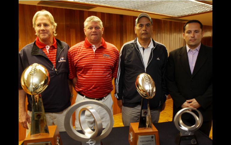 Patrick Steengerge, presidente de Global Football, Don Deward, entrenador NCAA(c), Frank González Ortiz, de Conadeip (d).  /