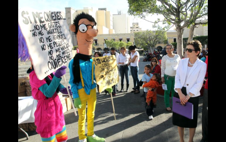 Expusieron mensajes contra la violencia en Plaza Guadalajara.  /