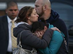 Las personas manifiestan pesar tras el tiroteo en la escuela Sandy Hook. REUTERS  /