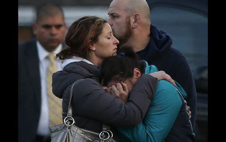 Las personas manifiestan pesar tras el tiroteo en la escuela Sandy Hook. REUTERS  /