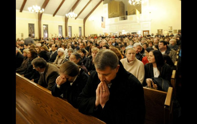 En la imagen, cientos de personas oran en un templo Metodista tras el tiroteo. EFE  /