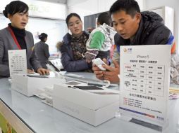 Chinos llegaron acomprar el nuevo gadget de la compañía de Apple, el iPhone 5. XINHUA  /