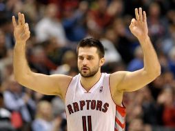 El lituano Kleiza anotó cinco triples, cuatro en el período final, para que Toronto igualara su mejor record de la campaña. REUTERS  /