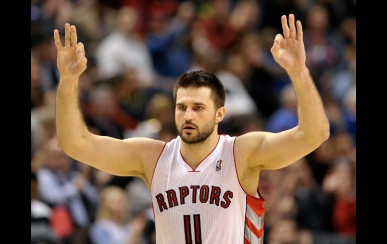 El lituano Kleiza anotó cinco triples, cuatro en el período final, para que Toronto igualara su mejor record de la campaña. REUTERS  /