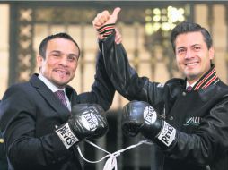 Juan Manuel Márquez le obsequió a Enrique Peña Nieto los guantes de la pelea donde venció a Manny Pacquiao. AP  /