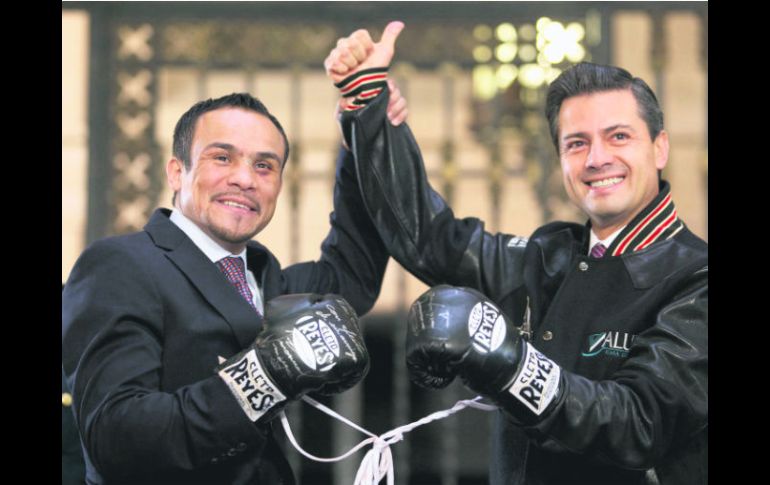 Juan Manuel Márquez le obsequió a Enrique Peña Nieto los guantes de la pelea donde venció a Manny Pacquiao. AP  /