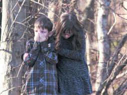 UN DÍA DE HORROR. Dos niños expresan su dolor tras el tiroteo en la escuela elemental Sandy Hook de Newtown, Connecticut. REUTERS  /