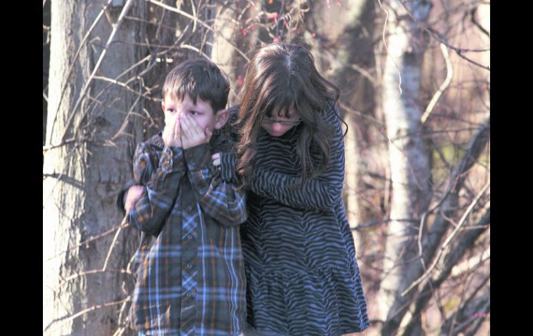 UN DÍA DE HORROR. Dos niños expresan su dolor tras el tiroteo en la escuela elemental Sandy Hook de Newtown, Connecticut. REUTERS  /