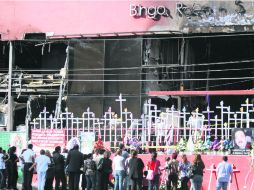 52 cruces fueron colocadas dos meses después del incendio en el centro de apuestas, que lucía en la fachada los estragos del fuego. NTX  /