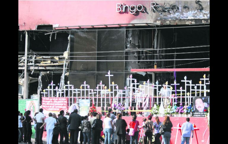 52 cruces fueron colocadas dos meses después del incendio en el centro de apuestas, que lucía en la fachada los estragos del fuego. NTX  /