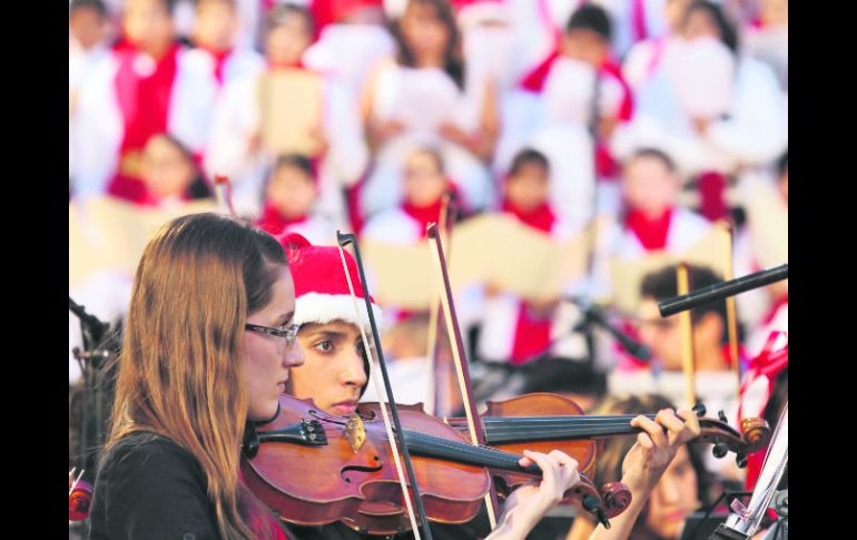 Los acordes y las voces de la Orquesta Filarmónica Infantil y Juvenil de la SEJ hicieron una velada diferente en el Centro tapatío.  /