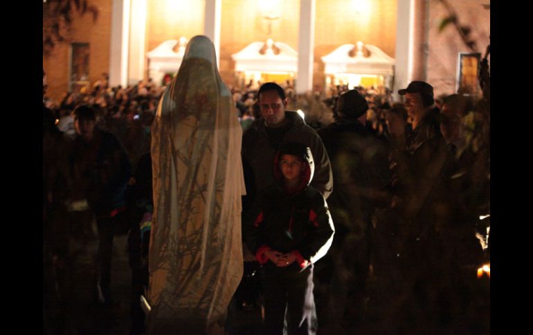 Familiares y amigos participan en una vigilia en memoria de los fallecidos. XINHUA  /