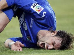 El defensa del Getafe Juan Valera en el suelo tras recibir una entrada del centrocampista del Osasuna Emiliano Armenteros. EFE  /