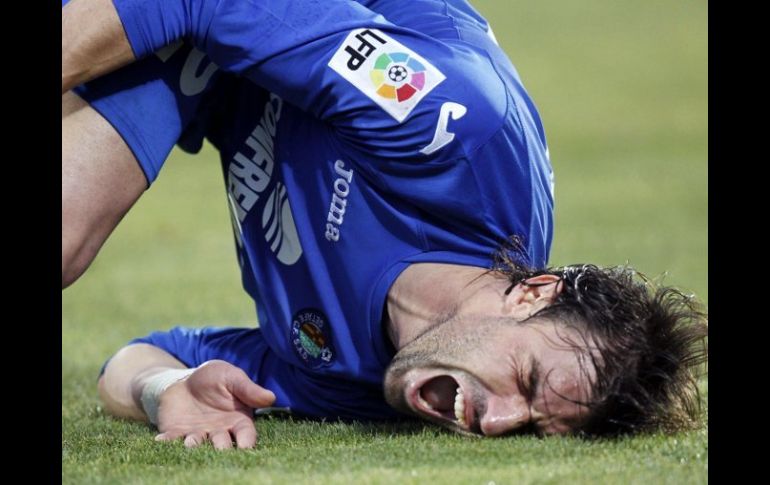 El defensa del Getafe Juan Valera en el suelo tras recibir una entrada del centrocampista del Osasuna Emiliano Armenteros. EFE  /