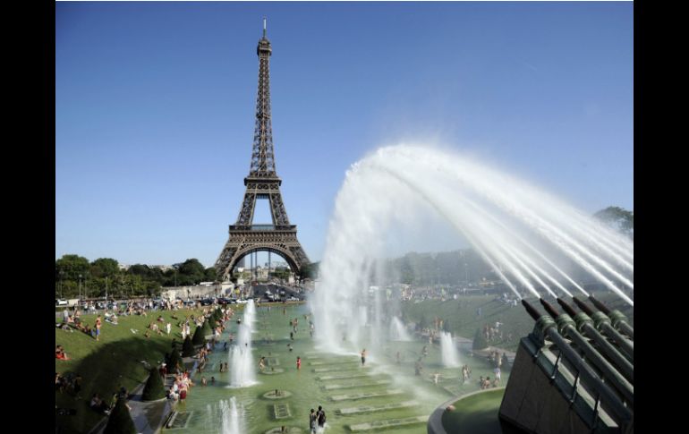 La Torre Eiffel es un monumento de más de seis toneladas de hierro forjado. ARCHIVO  /