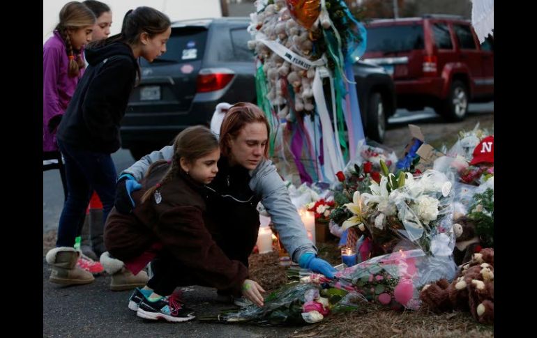 Por su lado, la policia de Connecticut informó este sábado que 16 de los 20  niños muertos tenían 6 años y 4 habían cumplido los 7. AP  /