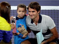 El tenista Roger Federer accedió a tomarse fotos con los aficionados. EFE  /