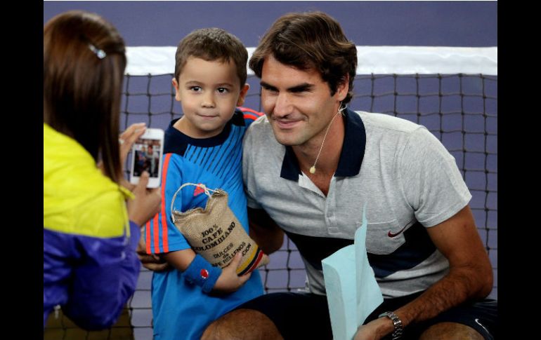 El tenista Roger Federer accedió a tomarse fotos con los aficionados. EFE  /