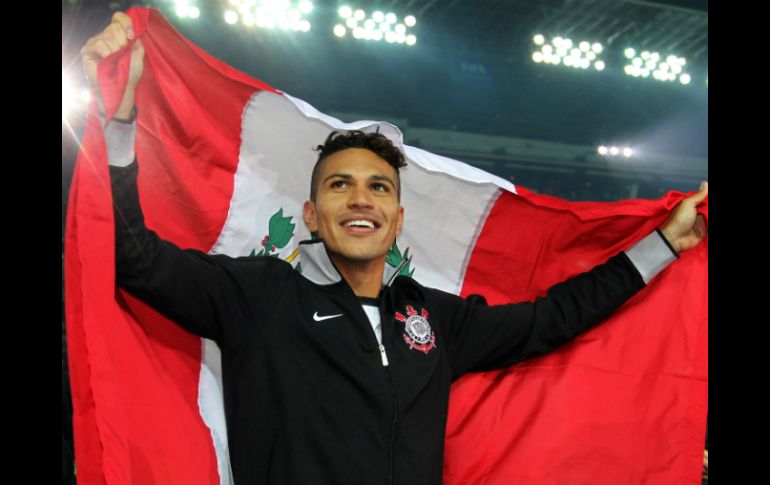 El peruano se paseó con una bandera de su país por el estadio. XINHUA  /