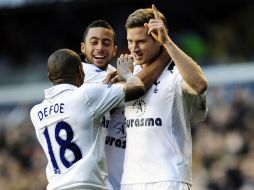 Jan Vertonghen (d) celebra junto a sus compañeros el gol del triunfo. AFP  /