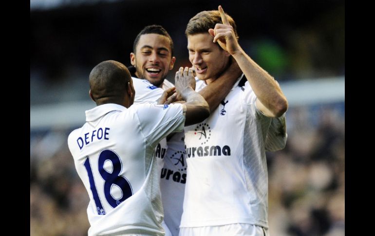 Jan Vertonghen (d) celebra junto a sus compañeros el gol del triunfo. AFP  /