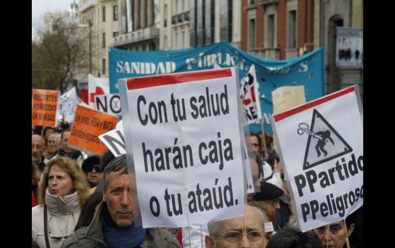 Miles de trabajadores y usuarios de la sanidad madrileña, marcharon por las calles de la ciudad. NOTIMEX  /