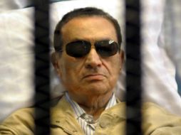 Fotografía de archivo del presidente egipcio Hosni Mubarak durante su juicio en El Cairo. EFE  /