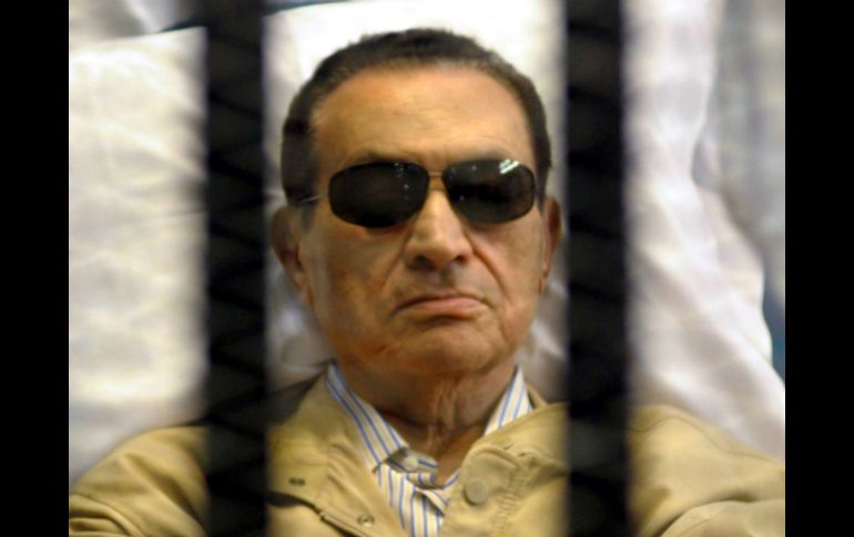 Fotografía de archivo del presidente egipcio Hosni Mubarak durante su juicio en El Cairo. EFE  /