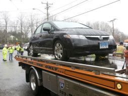 El coche del autor del tiroteo es remolcado desde Sandy Hook Elementary School en Newtown. REUTERS  /