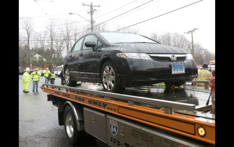 El coche del autor del tiroteo es remolcado desde Sandy Hook Elementary School en Newtown. REUTERS  /