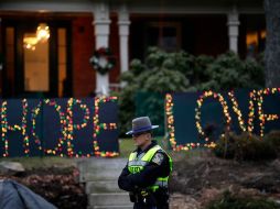 Un policía cerca de una vivienda en Newtown donde colocaron un mensaje (Esperanza, Amor). REUTERS  /