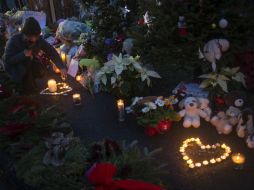 Una mujer enciende luces en memoria de las víctimas del tiroteo en Connecticut. REUTERS  /