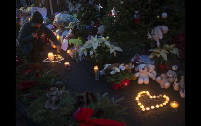 Una mujer enciende luces en memoria de las víctimas del tiroteo en Connecticut. REUTERS  /